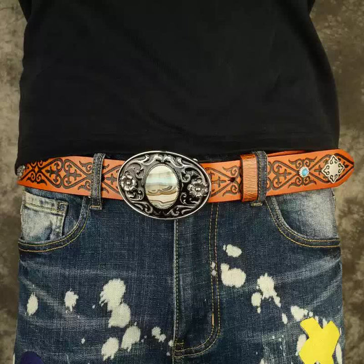 Orangefarbener Ledergürtel mit geprägtem Muster im Ethno-Look