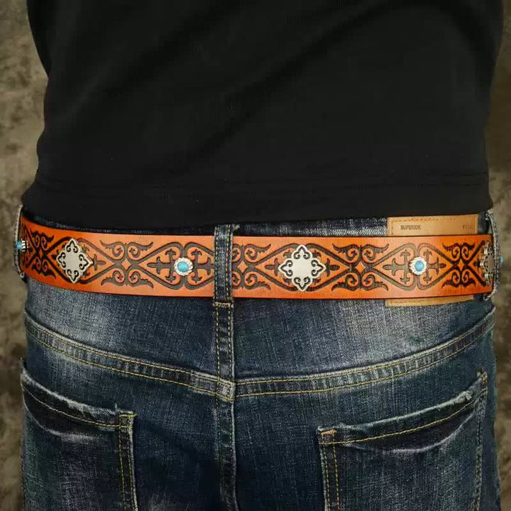 Orangefarbener Ledergürtel mit geprägtem Muster im Ethno-Look