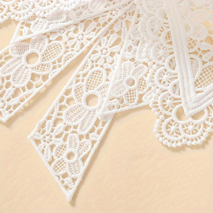 Abnehmbare Halbhemdbluse mit falschem Kragen aus Blumenspitze