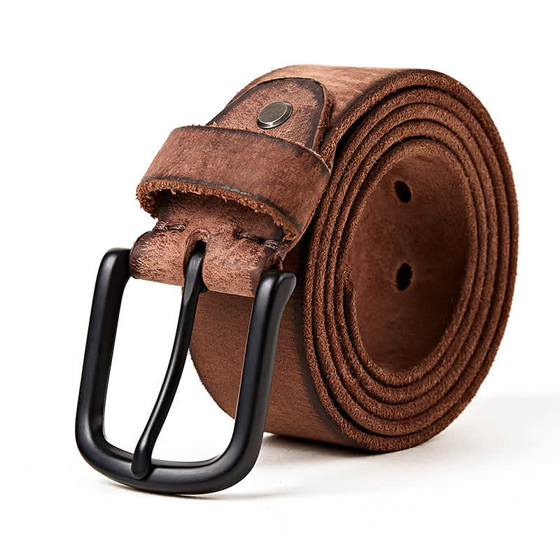 Herrengürtel aus matt poliertem Leder im minimalistischen Stil