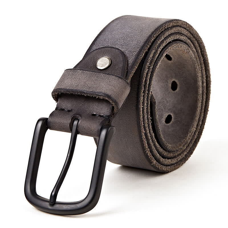 Herrengürtel aus matt poliertem Leder im minimalistischen Stil