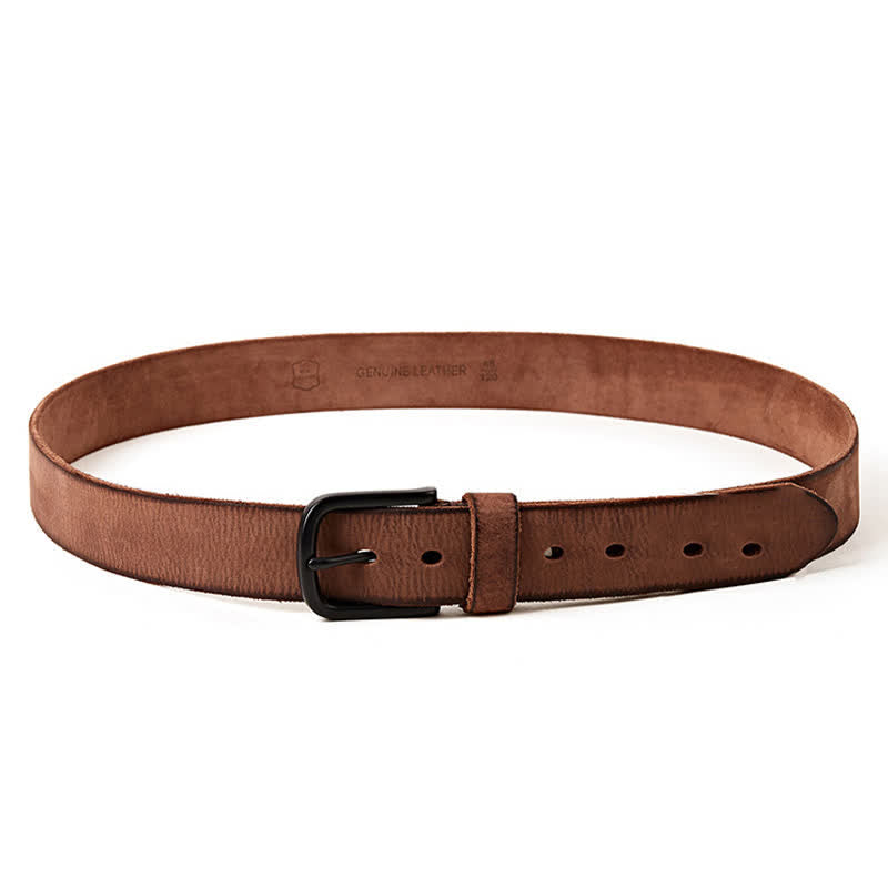 Herrengürtel aus matt poliertem Leder im minimalistischen Stil