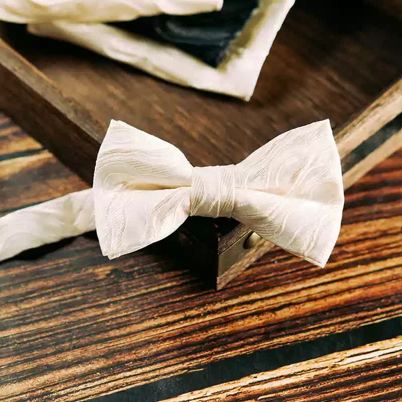 2-teiliges Herren-Taschentuch mit dreidimensionalem Rankenmuster und Fliege