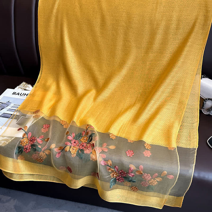 Dünner Schal mit Blumenstickerei aus Nagelperlen von Birchapple
