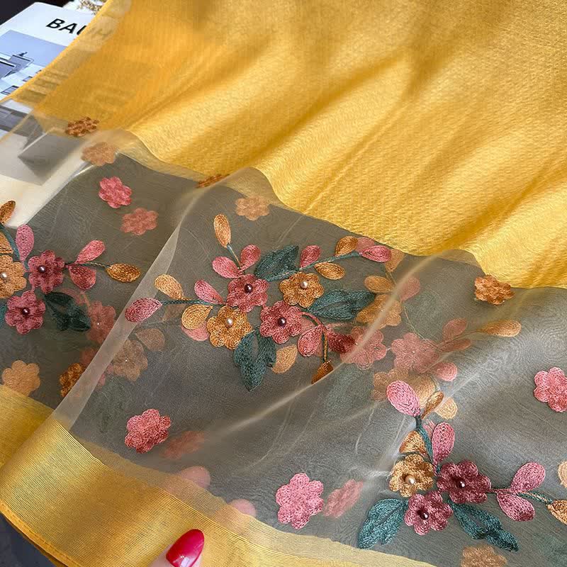 Dünner Schal mit Blumenstickerei aus Nagelperlen von Birchapple