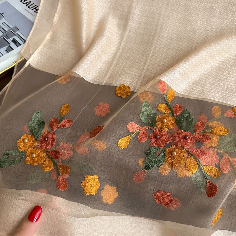 Dünner Schal mit Blumenstickerei aus Nagelperlen von Birchapple