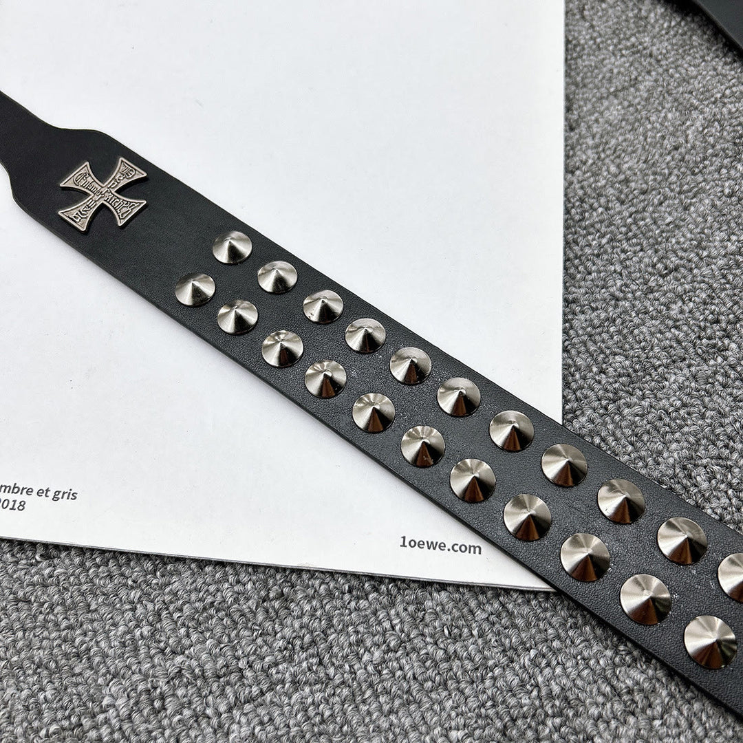 Gürtel mit Osterkreuzmuster und Punknieten aus Leder