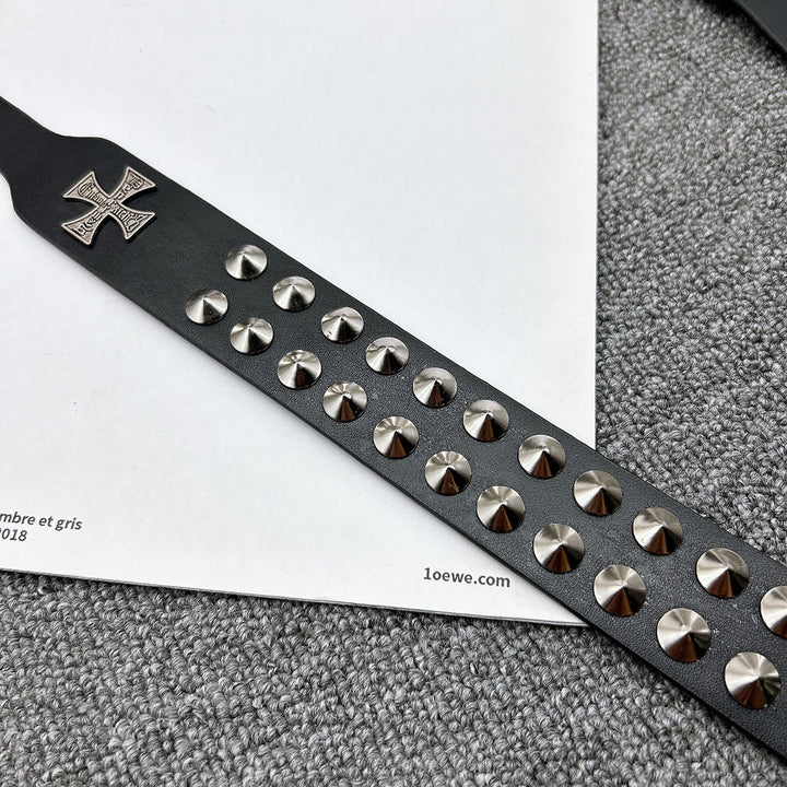 Gürtel mit Osterkreuzmuster und Punknieten aus Leder