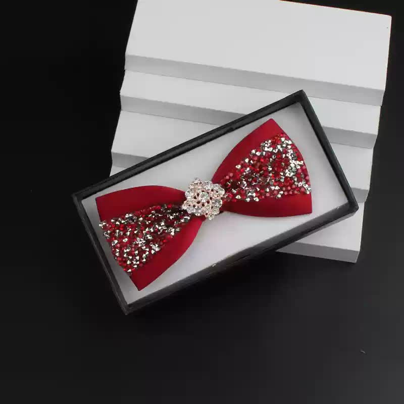 2-teiliges Herren-Ansteckfliegen-Set mit glänzenden Strasssteinen und roter Corsage