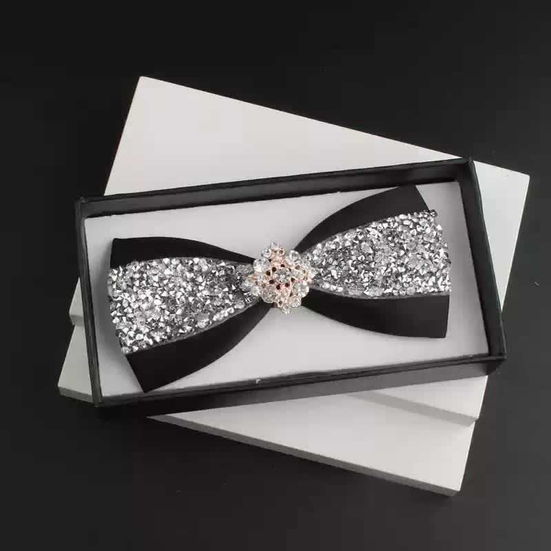 2-teiliges Herren-Ansteckfliegen-Set mit glänzenden Strasssteinen und roter Corsage