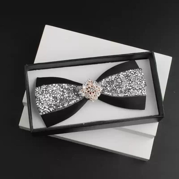 2-teiliges Herren-Ansteckfliegen-Set mit glänzenden Strasssteinen und roter Corsage