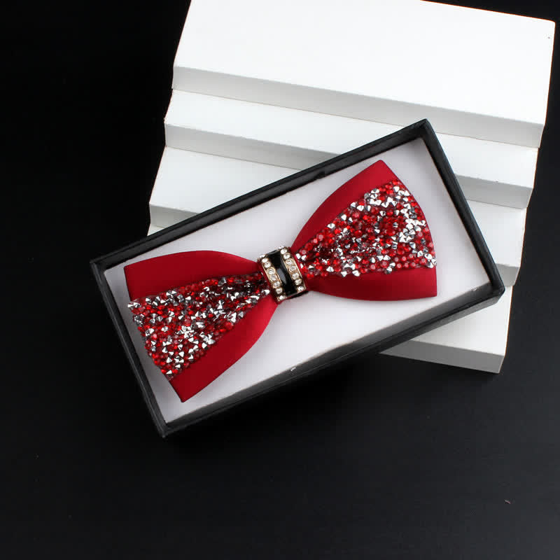 2-teiliges Herren-Ansteckfliegen-Set mit glänzenden Strasssteinen und roter Corsage