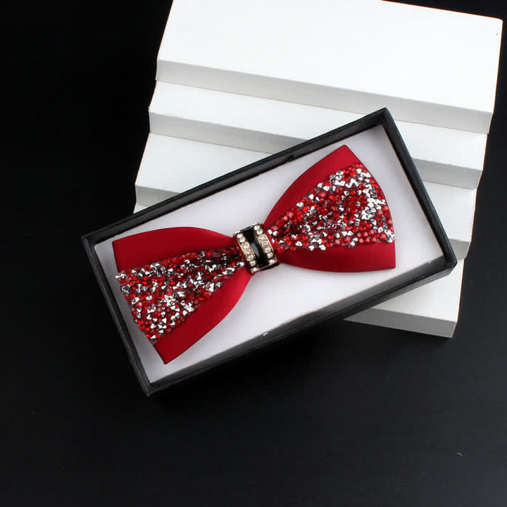 2-teiliges Herren-Ansteckfliegen-Set mit glänzenden Strasssteinen und roter Corsage