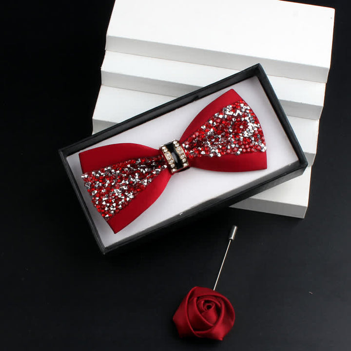 2-teiliges Herren-Ansteckfliegen-Set mit glänzenden Strasssteinen und roter Corsage