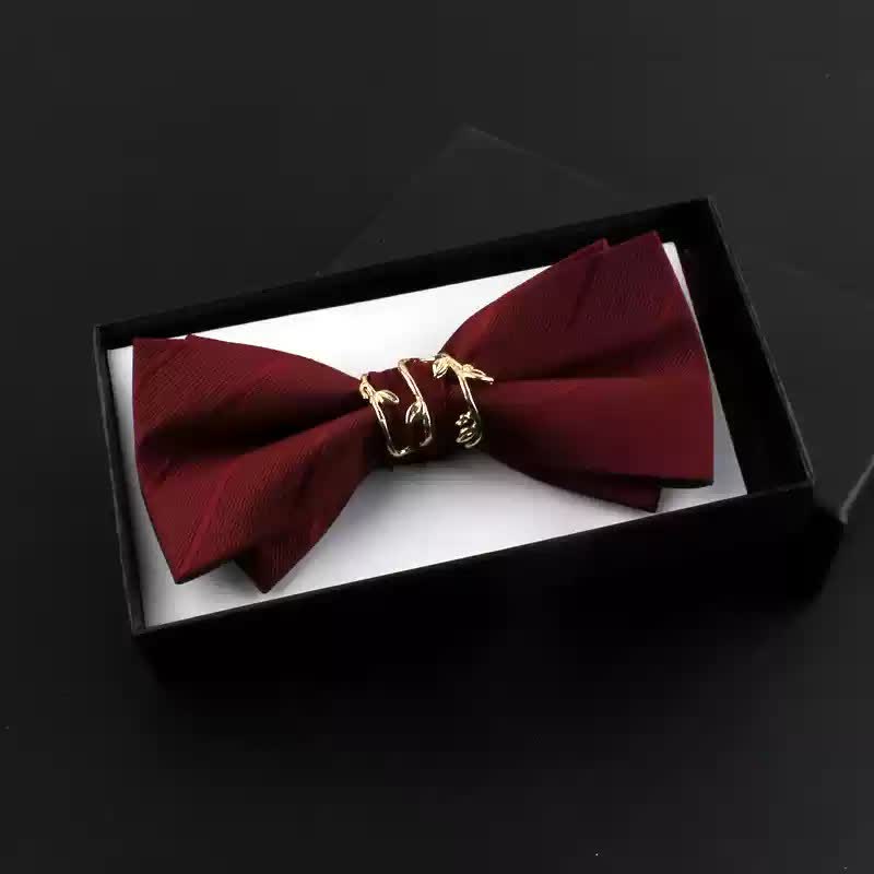 2-teiliges Herren-Ansteckfliegen-Set mit goldenen Weinblättern und roten Ansteckblumen
