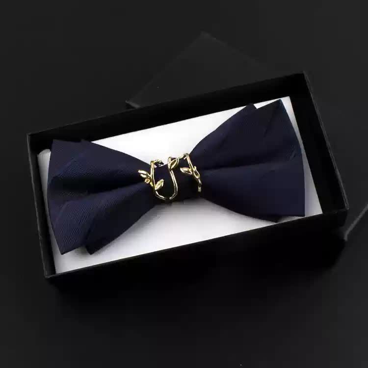 2-teiliges Herren-Ansteckfliegen-Set mit goldenen Weinblättern und roten Ansteckblumen