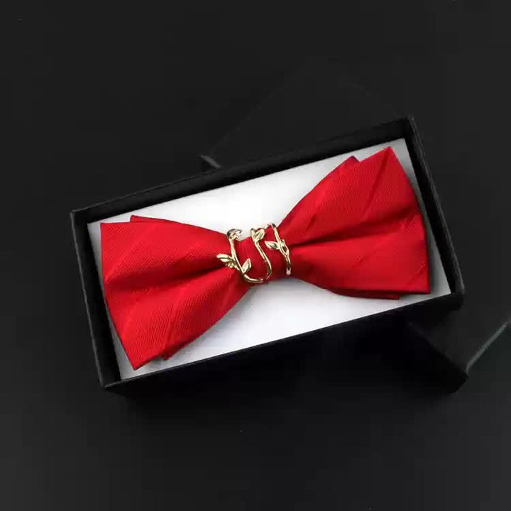 2-teiliges Herren-Ansteckfliegen-Set mit goldenen Weinblättern und roten Ansteckblumen