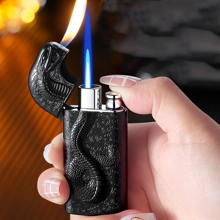 Nachfüllbares Butanfeuerzeug mit Doppelflammenprägung „Serpent King“