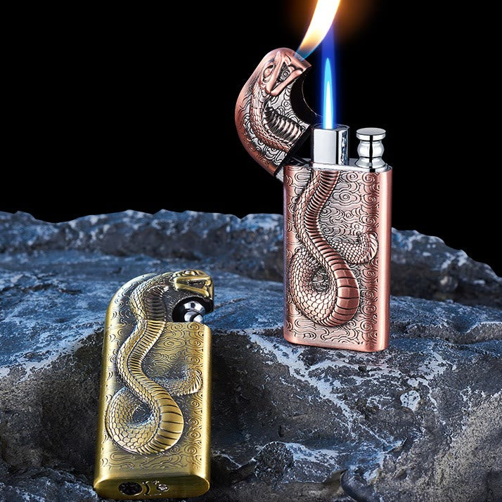 Nachfüllbares Butanfeuerzeug mit Doppelflammenprägung „Serpent King“