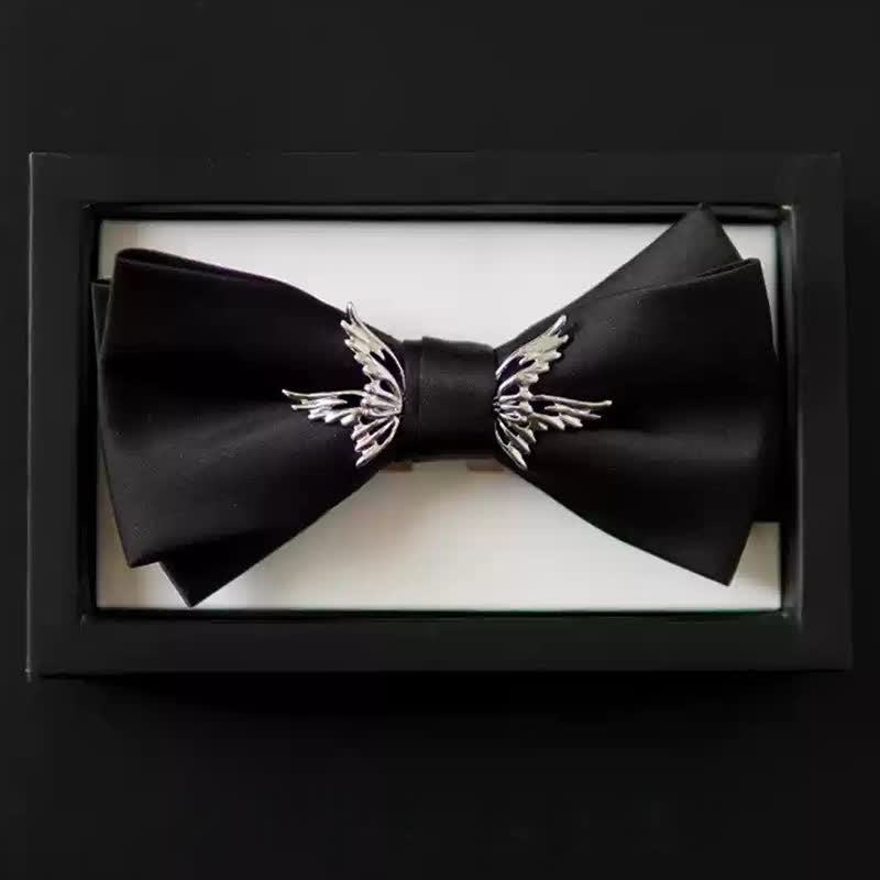 Elegante schwarze Fliege mit silbernen Flügeln für Herren