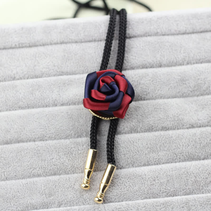 Elegante Bolo-Krawatte mit Rosen-Anhänger in Burgunderrot und Marineblau