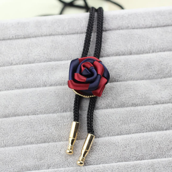 Elegante Bolo-Krawatte mit Rosen-Anhänger in Burgunderrot und Marineblau