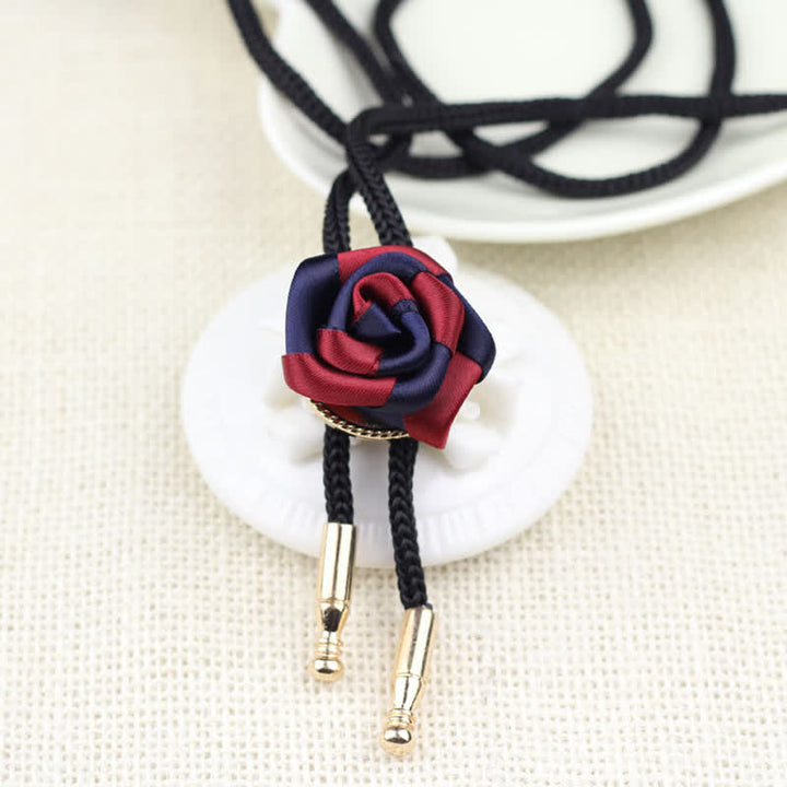 Elegante Bolo-Krawatte mit Rosen-Anhänger in Burgunderrot und Marineblau