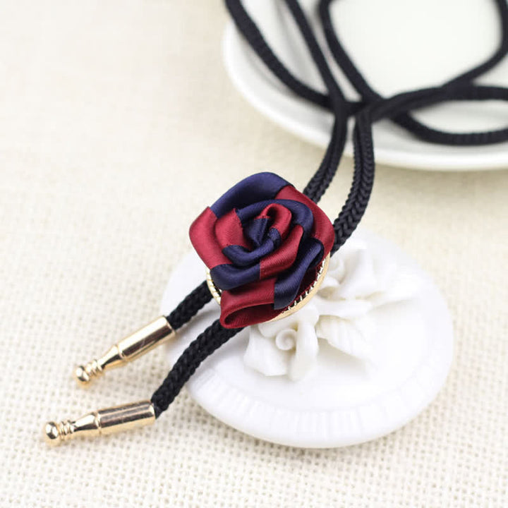 Elegante Bolo-Krawatte mit Rosen-Anhänger in Burgunderrot und Marineblau