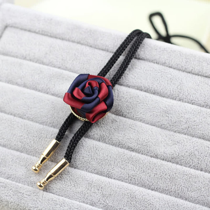 Elegante Bolo-Krawatte mit Rosen-Anhänger in Burgunderrot und Marineblau