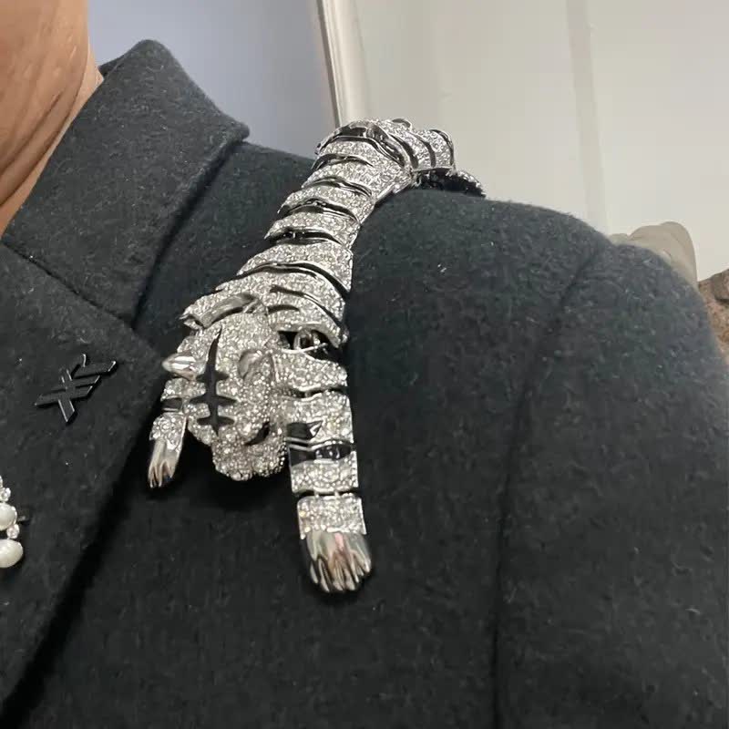 Majestic Tiger – Große, luxuriöse Brosche mit funkelnden Strasssteinen für Herren - image 1