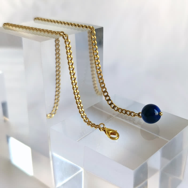 Herren-Anzugsbrosche mit 18 Karat vergoldetem Naturstein und hängender Kette
