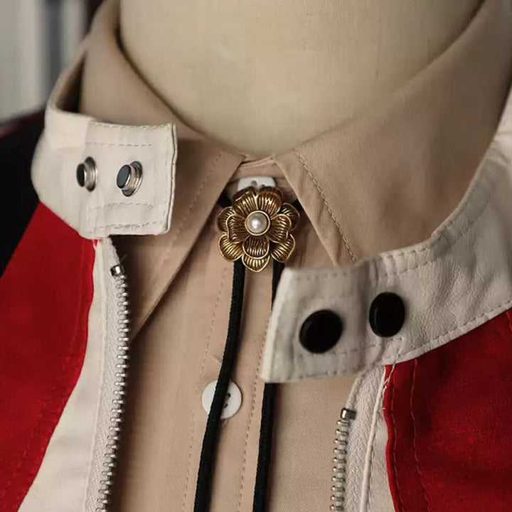 Bolokrawatte im Vintage-Stil mit kleiner Blume und Kunstperlen in Gold