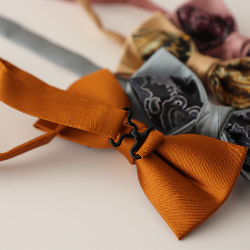 Zweilagige Satinfliege mit Paisleymuster und verstellbarem Riemen