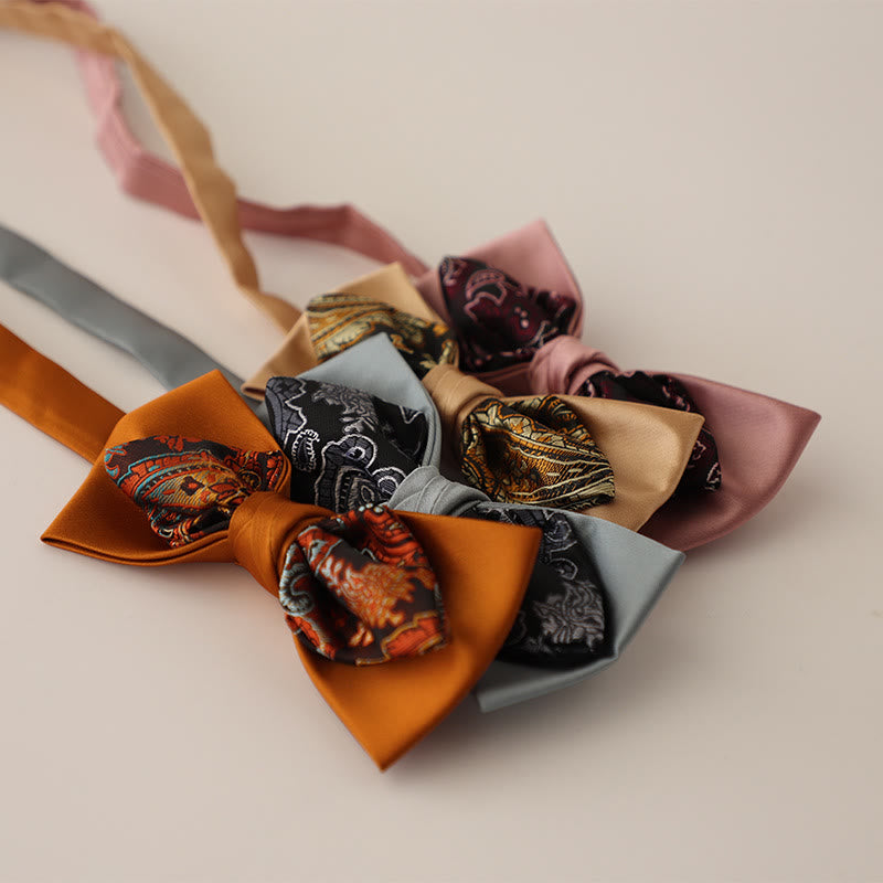 Zweilagige Satinfliege mit Paisleymuster und verstellbarem Riemen
