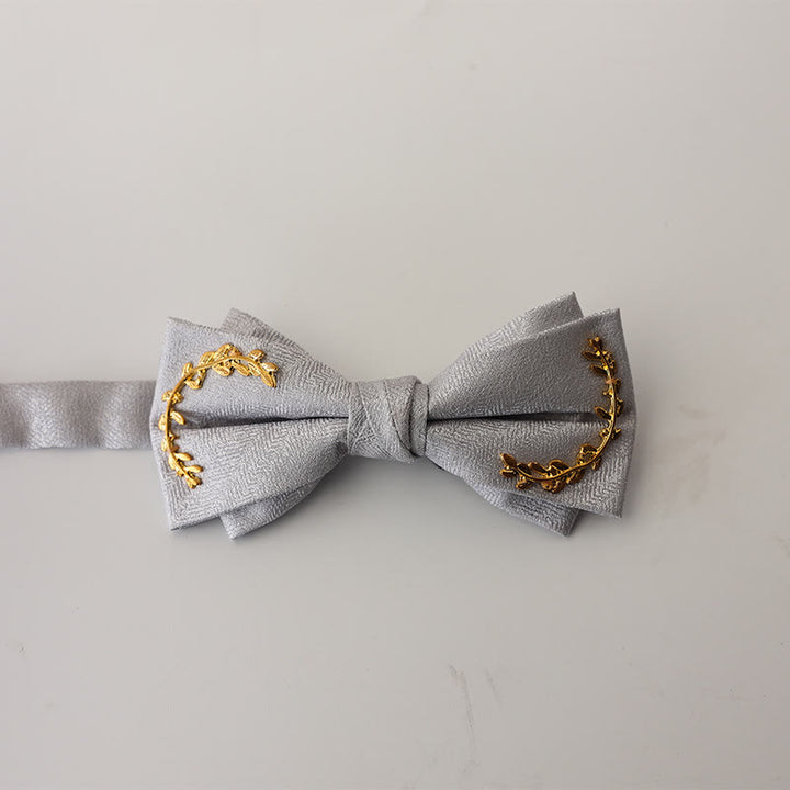 Doppellagige Fliege mit verstellbarem Riemen und goldenem Weinreben-Jacquardmuster
