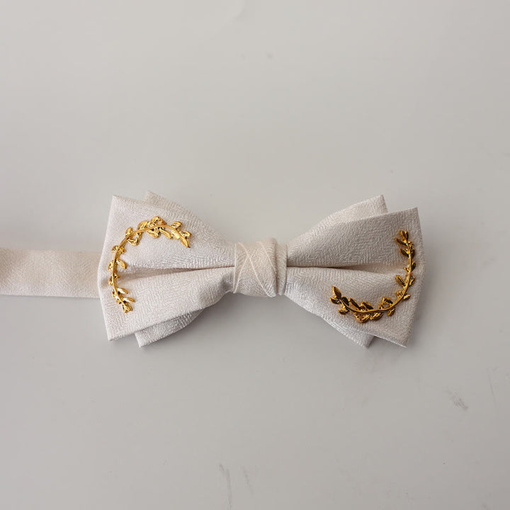 Doppellagige Fliege mit verstellbarem Riemen und goldenem Weinreben-Jacquardmuster