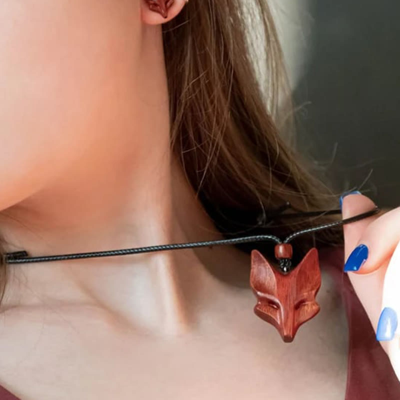Handgemachte Halskette mit Fuchsanhänger aus Holz