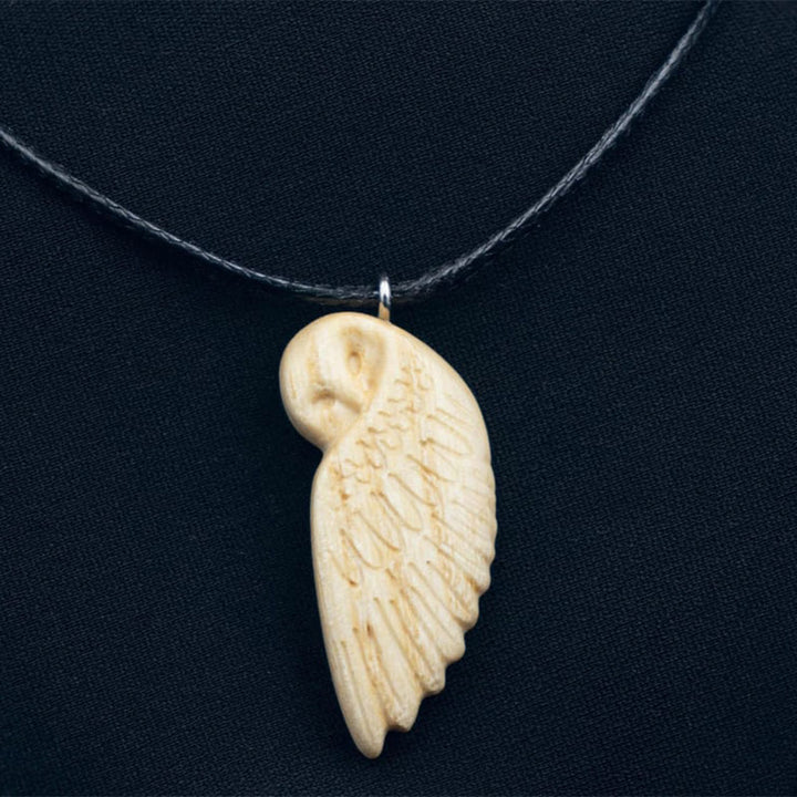 Handgefertigte Halskette mit Eulenanhänger aus Holz