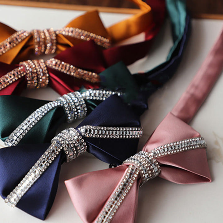 Fliege aus Seidensatin mit Glitzer und Diamanten und verstellbarem Riemen
