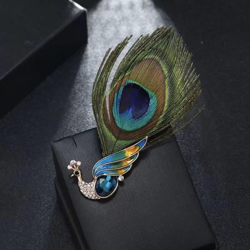 Damen-Brosche mit Pfauenaugen-Feder und Kristallen im Ethno-Stil