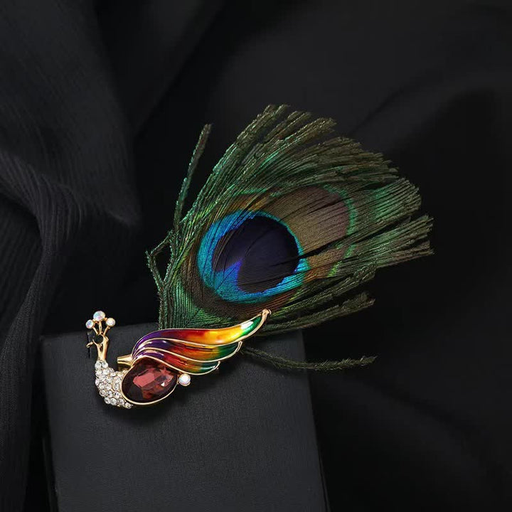 Damen-Brosche mit Pfauenaugen-Feder und Kristallen im Ethno-Stil