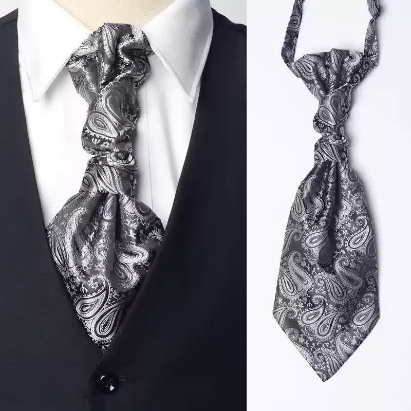 Vorgebundene Ascot-Krawatte mit Paisleymuster und Faltenknoten für Herren