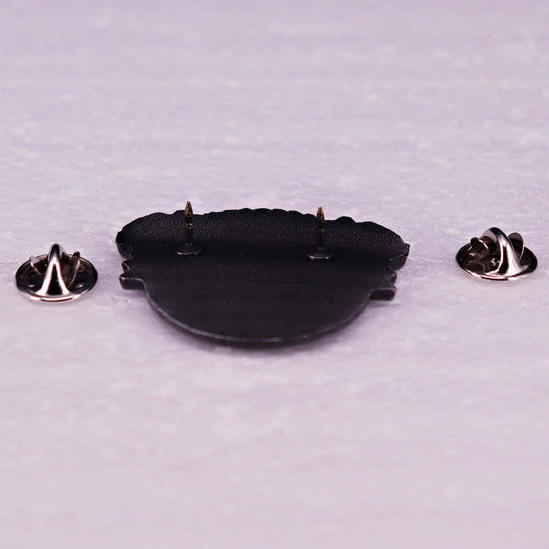 Silberne Brosche mit Skelett-Motiv im Punk-Stil