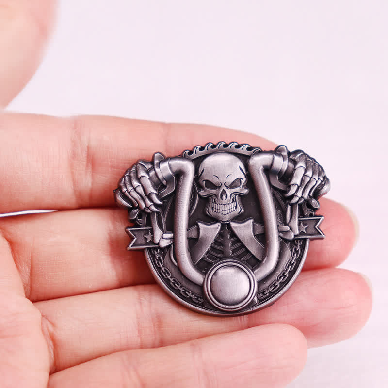 Silberne Brosche mit Skelett-Motiv im Punk-Stil