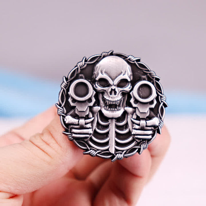 Coole Doppelpistolen-Brosche mit Totenkopf-Retro-Motorrad-Motiv
