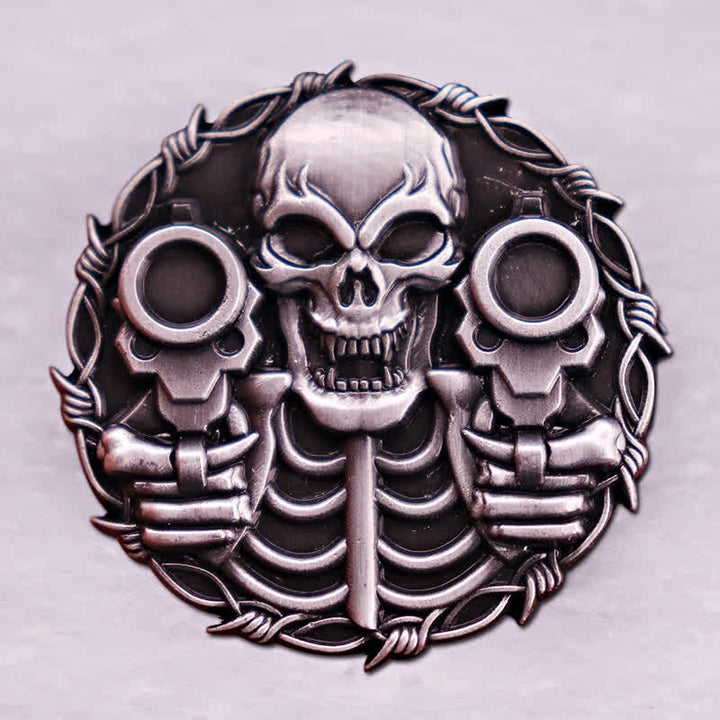 Coole Doppelpistolen-Brosche mit Totenkopf-Retro-Motorrad-Motiv