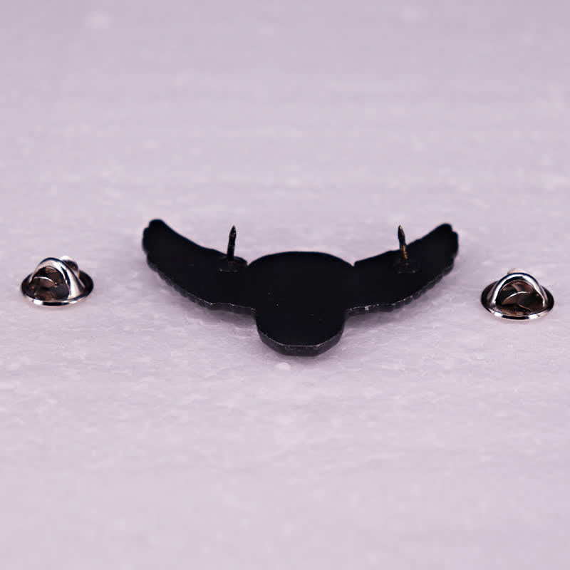 Geflügelte dämonische lachende Totenkopfbrosche