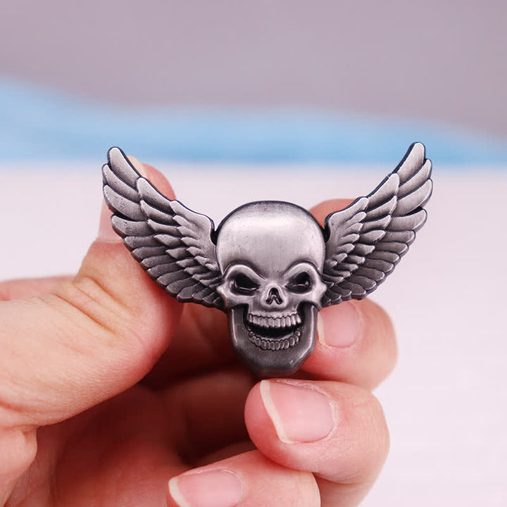 Geflügelte dämonische lachende Totenkopfbrosche