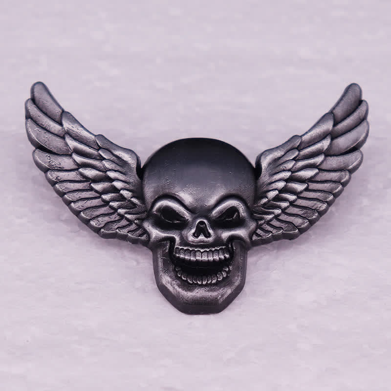 Geflügelte dämonische lachende Totenkopfbrosche