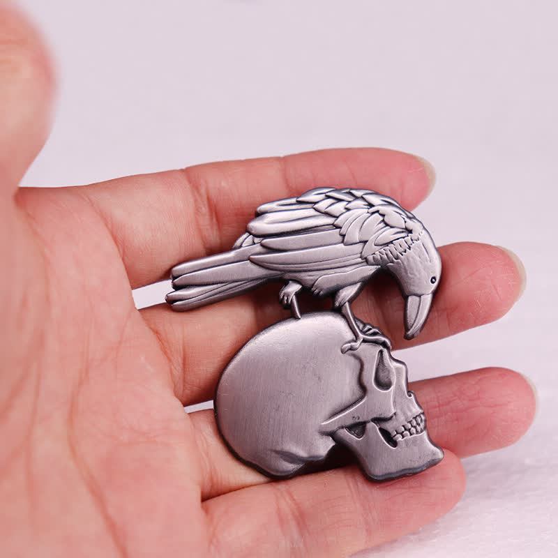 Gotische Brosche mit Rabenschädel-Prägung in Antik-Silber